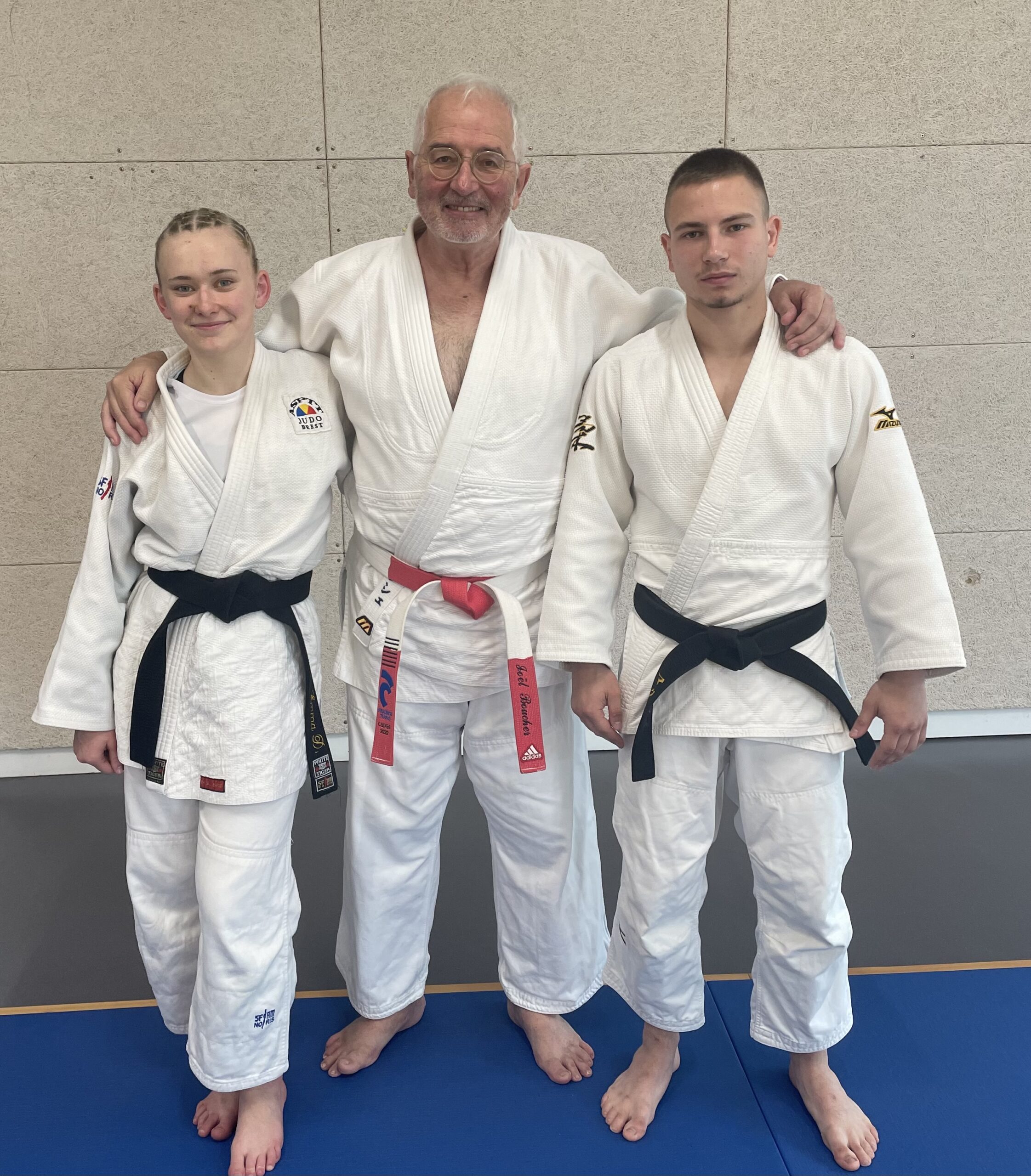 Emma et Maxim avec leur professeur Joël BOUCHER 7ème vdan